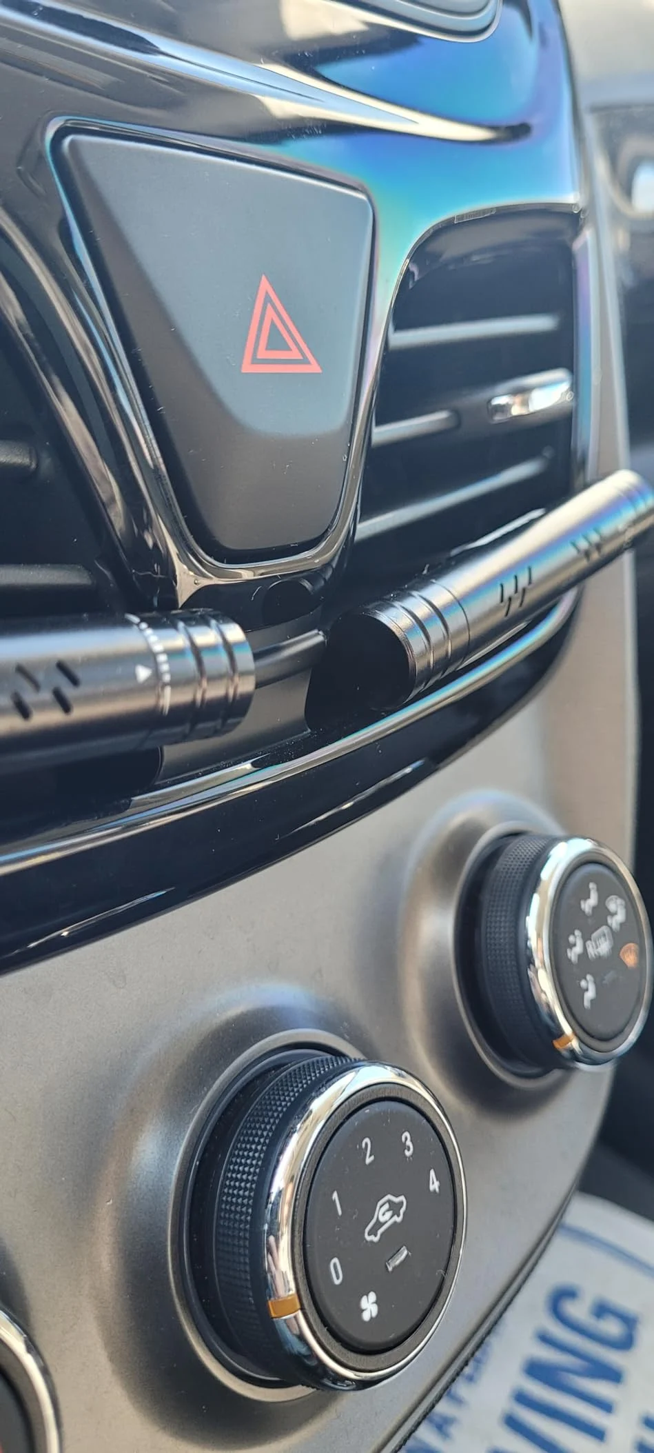 গাড়ির AC vent-এ দুটি metal diffuser—ক্রেতার তোলা ছবি